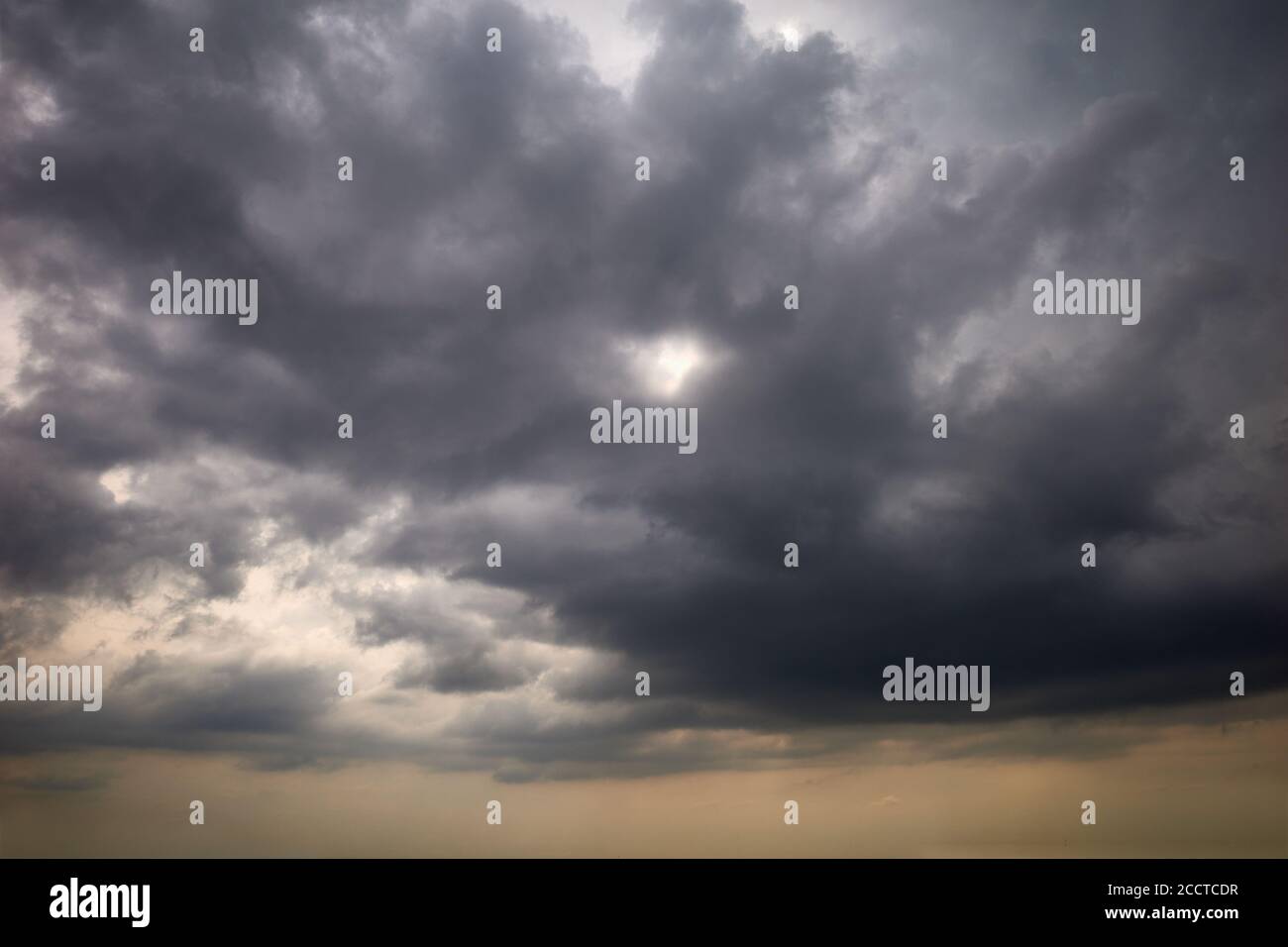 Düstere Wolken am Höllenhimmel. `Dull weather` ist ein gebräuchlicher Ausdruck, der mit bewölkten Stratocumulus-Tagen eingearbeitet wird Stockfoto